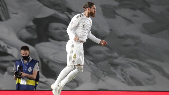 Real Madrids Sergio Ramos, left, celebrates after scoring his sides opening goal from a penalty shot during the Spanish La Liga soccer match between Real Madrid and Getafe at the Alfredo di Stefano stadium in Madrid, Spain, Thursday, July 2, 2020. (AP Photo/Bernat Armangue)