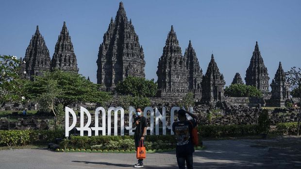 Wisatawan mengunjungi kompleks Taman Wisata Candi (TWC) Prambanan di Sleman, DI Yogyakarta, Rabu (1/7/2020). PT. Taman Wisata Candi Borobudur, Prambanan dan Ratu Boko membuka kembali kunjungan wisata Candi Prambanan pada Rabu (1/7/2020) dengan menerapkan protokol kesehatan ketat serta pembatasan jumlah pengunjung setelah tutup selama tiga bulan akibat pandemi COVID-19. ANTARA FOTO/Hendra Nurdiyansyah/aww.