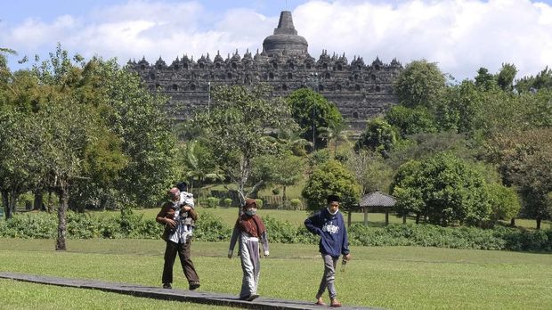 Wisatawan berada di taman Lumbini kawasan Taman Wisata Candi (TWC) Borobudur, Magelang, Jawa Tengah, Selasa (30/6/2020). Guna meningkatkan pendapatan devisa dari sektor pariwisata pemerintah terus mendorong sektor pariwisata di 10 Destinasi Super Prioritas (DSP) salah satunya candi Borobudur yang telah dibuka untuk umum pada (25/6/2020) dengan tetap menerapkan protokol kesehatan COVID-19. ANTARA FOTO/Anis Efizudin/hp.