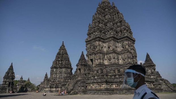 Wisatawan mengunjungi kompleks Taman Wisata Candi (TWC) Prambanan di Sleman, DI Yogyakarta, Rabu (1/7/2020). PT. Taman Wisata Candi Borobudur, Prambanan dan Ratu Boko membuka kembali kunjungan wisata Candi Prambanan pada Rabu (1/7/2020) dengan menerapkan protokol kesehatan ketat serta pembatasan jumlah pengunjung setelah tutup selama tiga bulan akibat pandemi COVID-19. ANTARA FOTO/Hendra Nurdiyansyah/aww.