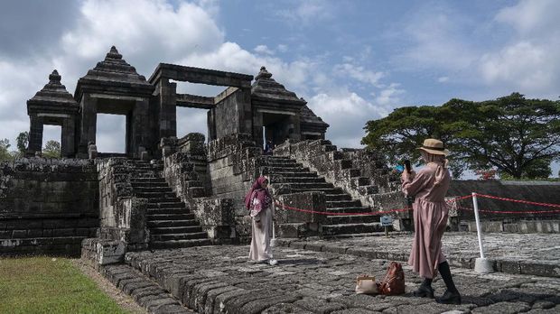 Taman Wisata Candi Kembali Dibuka di Jawa Tengah Wisatawan mengunjungi Kompleks Taman Wisata Candi Keraton Ratu Boko di Prambanan, Sleman, DI Yogyakarta, Jumat (3/7/2020). Kementerian Pariwisata dan Ekonomi Kreatif menyiapkan protokol