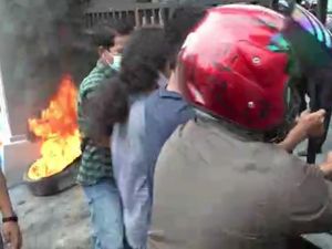 Tolak TKA China, Massa Bakar Ban di Kantor Imigrasi Kendari