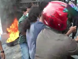 Tolak TKA China, Massa Bakar Ban di Kantor Imigrasi Kendari