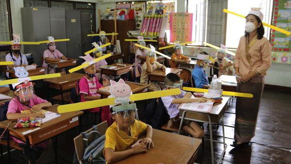 Unik! Di Thailand Ada Topi Bertanduk Buat Jaga Jarak Lho