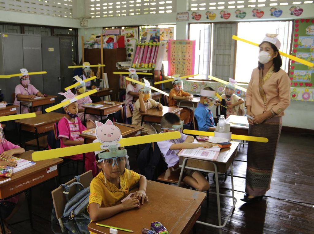 Unik! Di Thailand Ada Topi Bertanduk Buat Jaga Jarak Lho