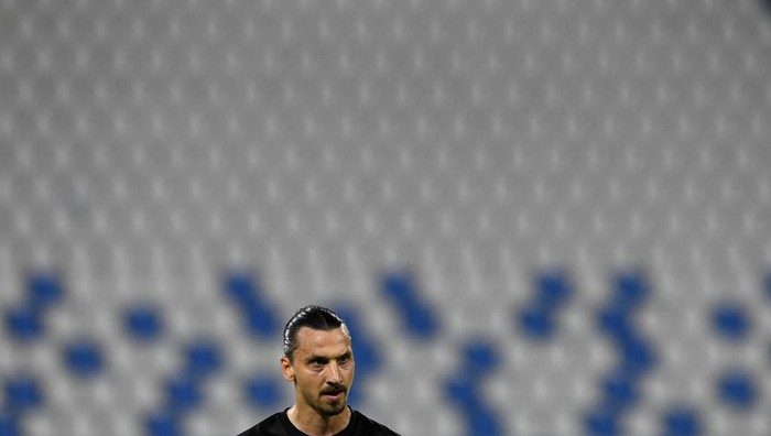 FERRARA, ITALY - JULY 01: Zlatan Ibrahimovic of AC Milan against an empty stand with Covid-19 restrictions still in place during the Serie A match between SPAL and AC Milan at Stadio Paolo Mazza on July 1, 2020 in Ferrara, Italy. (Photo by Chris Ricco/Getty Images)