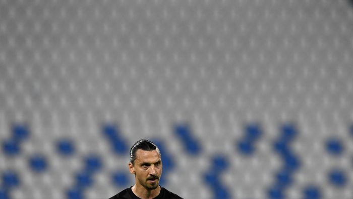 Zlatan Ibrahimovic FERRARA, ITALY - JULY 01: Zlatan Ibrahimovic of AC Milan against an empty stand with Covid-19 restrictions still in place during the Serie A match between SPAL and AC Milan at Stadio Paolo Mazza on July 1, 2020 in Ferrara, Italy. (Photo by Chris Ricco/Getty Images)
