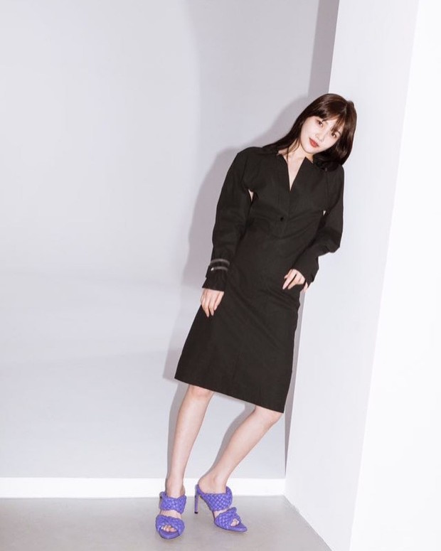 Black Dress/instagram.com/_imyour_joy Joy mengenakan outfit yang simple dengan dress warna hitam dan curve sandals berwarna ungu.