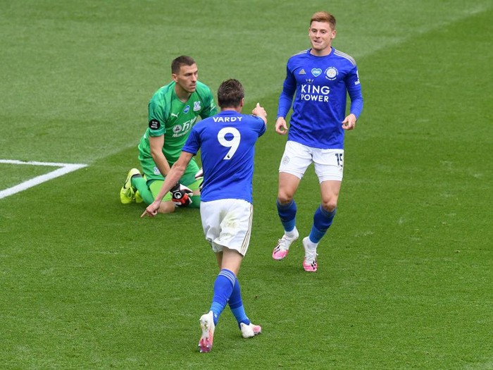 LEICESTER, ENGLAND - JULY 04: Jamie Vardy of Leicester City celebrates with teammate Harvey Barnes after scoring his teams second goal during the Premier League match between Leicester City and Crystal Palace at The King Power Stadium on July 04, 2020 in Leicester, England. Football Stadiums around Europe remain empty due to the Coronavirus Pandemic as Government social distancing laws prohibit fans inside venues resulting in all fixtures being played behind closed doors. (Photo by Michael Regan/Getty Images)