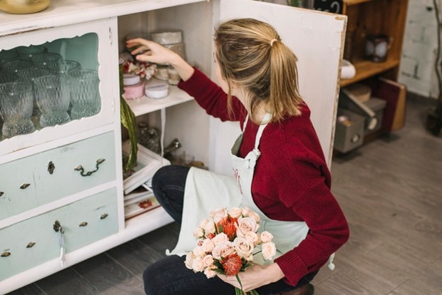 Menyingkirkan barang-barang yang tidak lagi berguna bisa menjadi cara untuk memulai hidup minimalis.