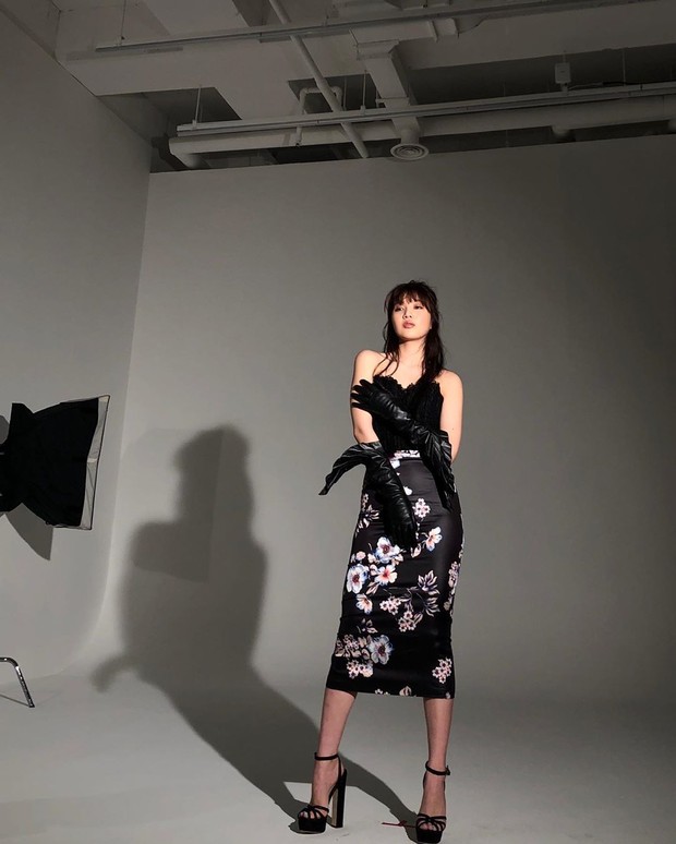 Bustier Top/instagram.com/_imyour_joy Penampilan classy Joy dengan perpaduan floral print pencil skirt dan bustier top.