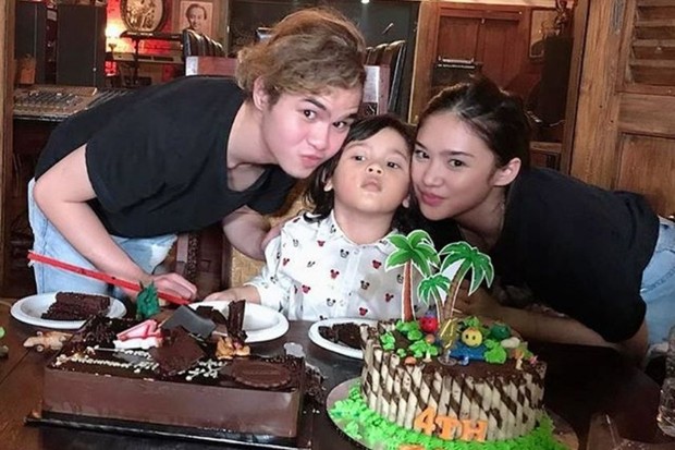 Dul dan Tyarani yang beda ibu merayakan ultah adik tiri mereka, Muhammad Ali