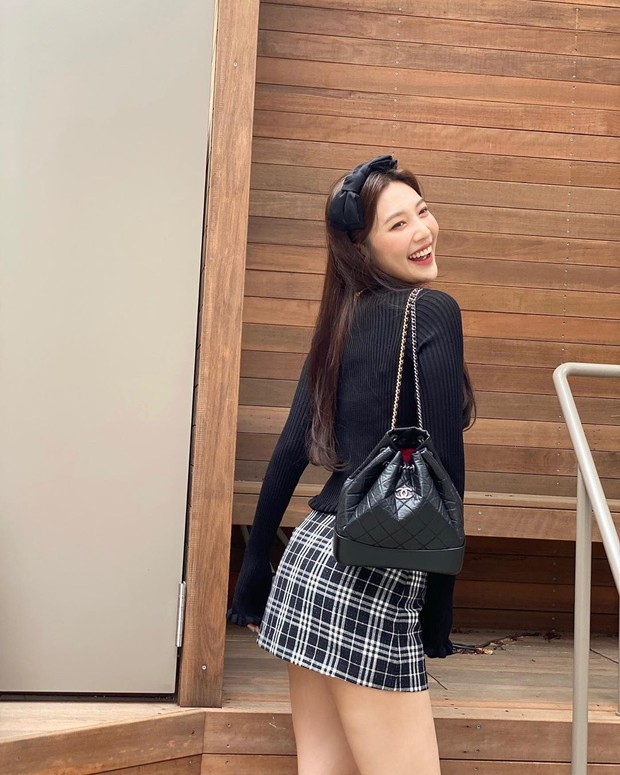 Cardigan dan Mini Skirt/instagram.com/_imyour_joy Joy mengenakan Cardigan dan Mini Skirt untuk OOTD-nya