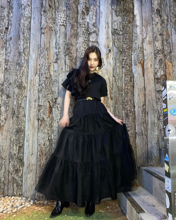 Maxi Skirt/instagram.com/_imyour_joy Perpaduan maxi skirt dan sleeves t-shirt membuat penampilan Joy terlihat feminin.