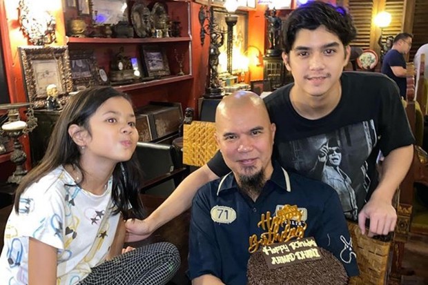 anak seleb Ahmad Dhani, Al dari pernikahannya dengan Maia Estianty, dan Safeea dari pernikahannya dengan Mulan Jameela