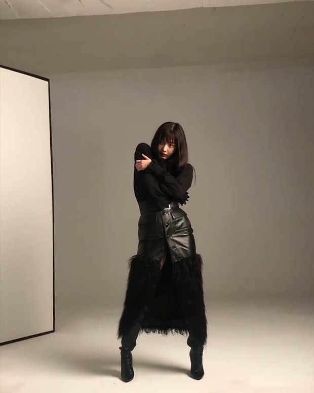 Faux-Feather Trim Skirt/picuki.com Dalam salah satu pemotretan untuk sebuah brand fashion, Joy tampil edgy dengan outfit hitamnya.