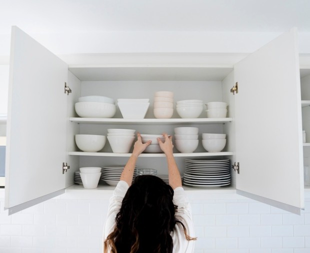 Seleksi perlengkapan dapur yang tidak pernah digunakan dalam 6 bulan ke belakang untuk menyingkirkan barang-barang tidak berguna di rumah.