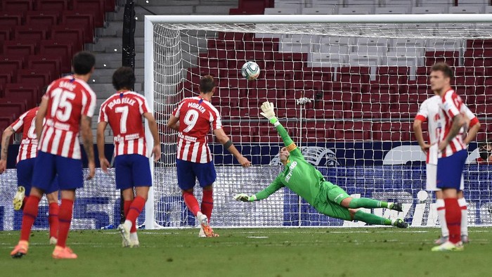 MADRID, SPAIN - JULY 03: Manolo Reina of Mallorca fails to stop a retaken penalty by Alvaro Morata of Atletico during the Liga match between Club Atletico de Madrid and RCD Mallorca at Wanda Metropolitano on July 03, 2020 in Madrid, Spain. Football Stadiums around Europe remain empty due to the Coronavirus Pandemic as Government social distancing laws prohibit fans inside venues resulting in all fixtures being played behind closed doors. (Photo by Denis Doyle/Getty Images)