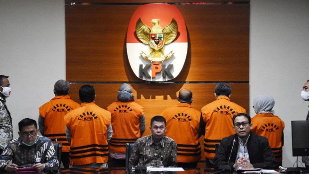 Wakil Ketua KPK Nawawi Pomolango (tengah) didampingi Deput Penindakan Karyoto (kiri) dan Juru Bicara Ali Fikri (kanan) menunjukkan tersangka pasca Operasi Tangkap Tangan (OTT) Bupati Kutai Timur di Gedung KPK, Jakarta, Jumat (3/7/2020). Dalam OTT itu KPK menahan tujuh tersangka yakni Bupati Kutai Timur Ismunandar, Ketua DPRD Kutai Timur Encek Unguria, Kadis PU Kutim Aswandini, Kepala Bapenda Kutim Musyaffa, Kepala BPKAD Kutim Suriansyah, serta pihak swasta Aditya Maharani dan Deky Aryanto dengan barang bukti uang tunai Rp170 juta, buku tabungan dengan saldo Rp4,8 miliar, dan sertifikat deposito Rp1,2 miliar dalam kasus dugaan korupsi pengerjaan infrastruktur di lngkungan Pemkab Kutai Timur tahun 2019-2020. ANTARA FOTO/Indrianto Eko Suwarso/pras.