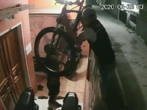 Detik-detik 3 Pencuri Santuy Gondol 2 Sepeda di Bandung