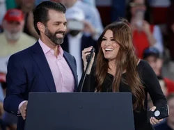 Pacar Kena Corona, Putra Pertama Trump Ikut Isolasi Mandiri Juga