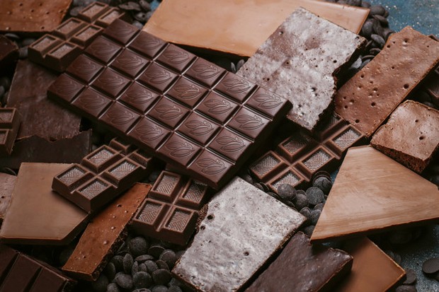 Dark chocolate memiliki kandungan antioksidan yang mampu memicu dinding pembuluh darah menjadi rileks.