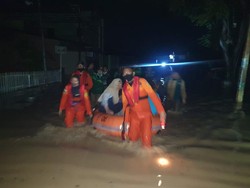 27 Warga Gorontalo yang Terjebak Banjir Dievakuasi Tim SAR ke Pengungsian