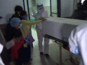 Video Keluarga Cekcok dengan Polisi, Mau Ambil Jenazah PDP Corona