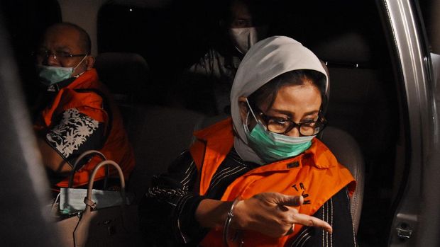 Bupati Kutai Timur Ismunandar (kiri) bersama istri yang merupakan Ketua DPRD Kutai Timur Encek Unguria (kanan) dibawa menuju mobil tahanan usai ditetapkan sebagai tersangka pasca terjaring Operasi Tangkap Tangan (OTT) di Gedung KPK, Jakarta, Sabtu (4/7/2020) dinihari. KPK menetapkan tujuh tersangka dalam OTT kasus dugaan korupsi pengerjaan infrastruktur di lingkungan Pemkab Kutai Timur tahun 2019-2020 yakni Bupati Kutai Timur Ismunandar, Ketua DPRD Kutai Timur Encek Unguria, Kadis PU Kutim Aswandini, Kepala Bapenda Kutim Musyaffa, Kepala BPKAD Kutim Suriansyah, serta pihak swasta Aditya Maharani dan Deky Aryanto dengan barang bukti uang tunai Rp170 juta, buku tabungan dengan saldo Rp4,8 miliar, dan sertifikat deosito Rp1,2 miliar. ANTARA FOTO/Indrianto Eko Suwarso/hp.