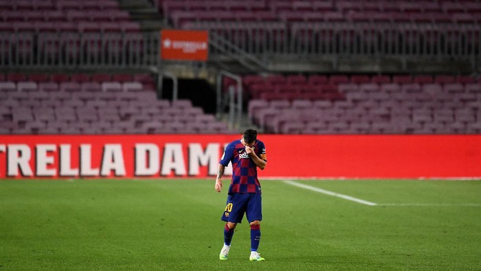 BARCELONA, SPAIN - JUNE 30: Lionel Messi of FC Barcelona shows his disappointment after the second goal for Madrid during the Liga match between FC Barcelona and Club Atletico de Madrid at Camp Nou on June 30, 2020 in Barcelona, Spain. (Photo by David Ramos/Getty Images)