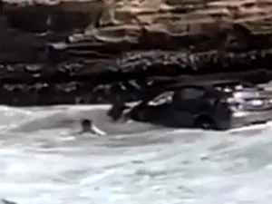 Kabur Dikejar Polisi, Mobil Ini Terjun dan Tercebur ke Laut