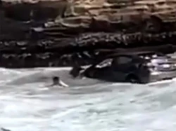 Kabur Dikejar Polisi, Mobil Ini Terjun dan Tercebur ke Laut