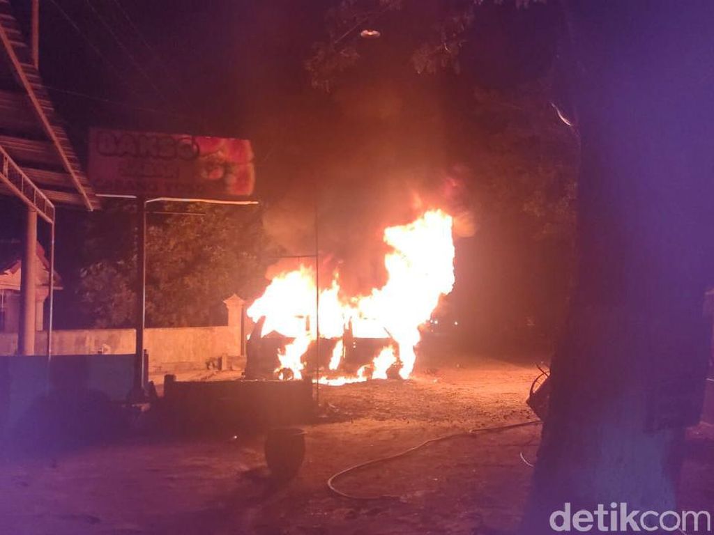 Sebuah Mobil di Jember Terbakar usai Isi BBM Sebuah Mobil di Jember Terbakar usai Isi BBM