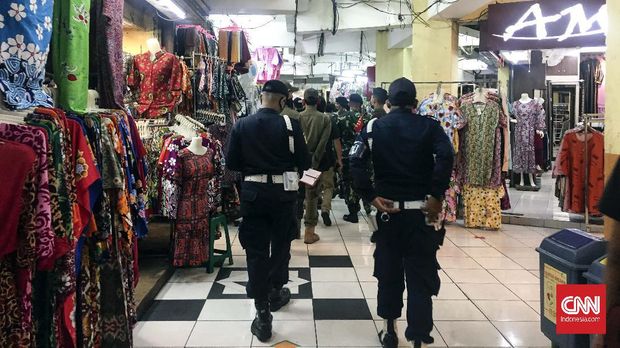 Suasana Pasar Kramat Jati pada masa pembatasan sosial berskala besar (PSBB) transisi fase kedua, Jakarta, Sabtu (4/7).