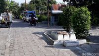 Penampakan 3 Makam Berjejer di Pertigaan Jalan Kota Solo