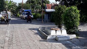 Penampakan 3 Makam Berjejer di Pertigaan Jalan Kota Solo