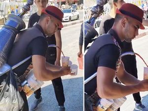 Keren! Tukang Kopi Keliling Ini, Tuang Kopi Kayak Air Terjun