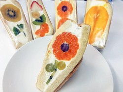 Cantik! Sandwich Isi Potongan Buah yang Disusun Seperti Bunga