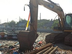 Saking Kotornya, Pengerukan Sungai Menjijikkan Penuh Sampah Belum Tuntas