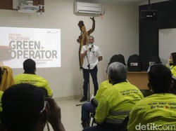 Tambang Emas Banyuwangi Rekrut Perempuan untuk Sopiri Truk 40 Ton