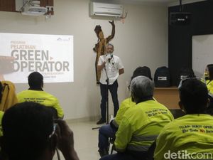 Tambang Emas Banyuwangi Rekrut Perempuan untuk Sopiri Truk 40 Ton Tambang Emas Banyuwangi Rekrut Perempuan untuk Sopiri Truk 40 Ton