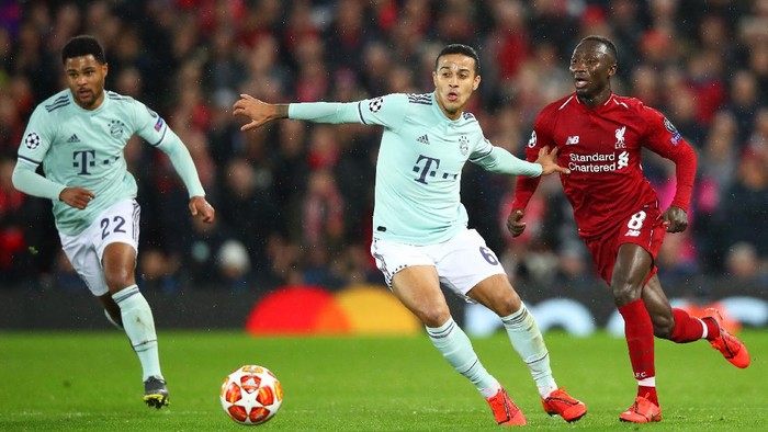 LIVERPOOL, ENGLAND - FEBRUARY 19:  Thiago Alcantara of Bayern Munich holds off Naby Keita of Liverpool during the UEFA Champions League Round of 16 First Leg match between Liverpool and FC Bayern Muenchen at Anfield on February 19, 2019 in Liverpool, England. (Photo by Clive Brunskill/Getty Images)