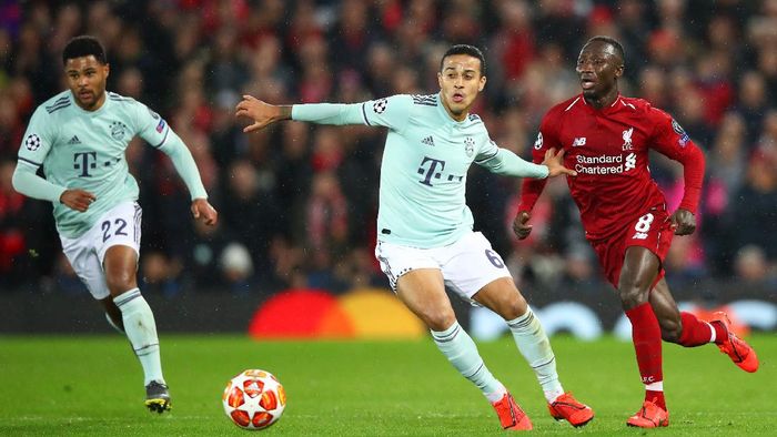 Thiago Alcantara Naby Keita LIVERPOOL, ENGLAND - FEBRUARY 19: Thiago Alcantara of Bayern Munich holds off Naby Keita of Liverpool during the UEFA Champions League Round of 16 First Leg match between Liverpool and FC Bayern Muenchen at Anfield on February 19, 2019 in Liverpool, England. (Photo by Clive Brunskill/Getty Images)
