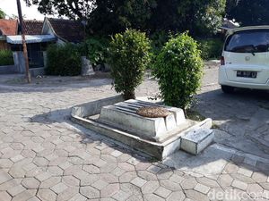Ada 3 Makam Berjejer di Tengah Pertigaan Jalan Solo, Kok Bisa?