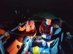 Kapal Mati Mesin, Penumpang Terombang-ambing 3,5 Jam di Perairan Numana Wakatobi Kapal Mati Mesin, Penumpang Terombang-ambing 3,5 Jam di Perairan Numana Wakatobi