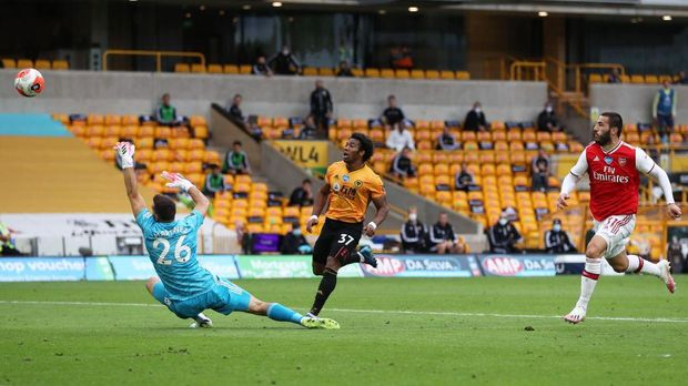 WOLVERHAMPTON, ENGLAND - JULY 04: Adama Traore of Wolverhampton Wanderers shoots and misses during the Premier League match between Wolverhampton Wanderers and Arsenal FC at Molineux on July 04, 2020 in Wolverhampton, England. Football Stadiums around Europe remain empty due to the Coronavirus Pandemic as Government social distancing laws prohibit fans inside venues resulting in all fixtures being played behind closed doors. (Photo by Catherine Ivill/Getty Images)