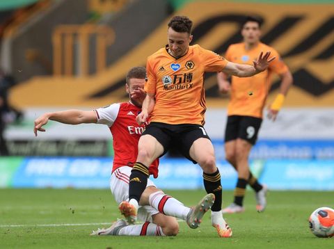 WOLVERHAMPTON, ENGLAND - JULY 04: Diogo Jota of Wolverhampton Wanderers and Shkodran Mustafi of Arsenal clash during the Premier League match between Wolverhampton Wanderers and Arsenal FC at Molineux on July 04, 2020 in Wolverhampton, England. Football Stadiums around Europe remain empty due to the Coronavirus Pandemic as Government social distancing laws prohibit fans inside venues resulting in all fixtures being played behind closed doors. (Photo by Mike Egerton/Pool via Getty Images)