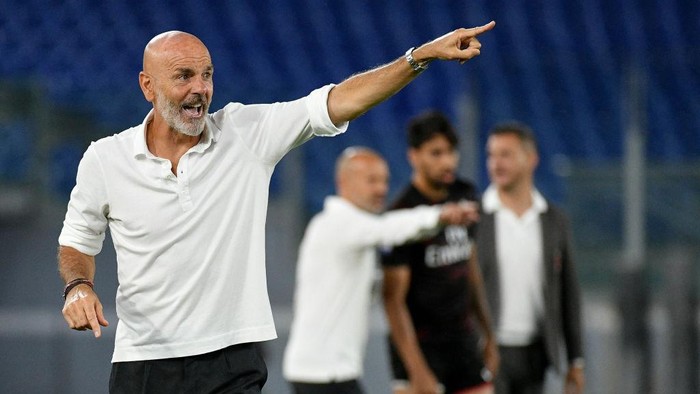 ROME, ITALY - JULY 04: AC Milan head coach Stefano Pioli gives instructions to his players during the Serie A match between SS Lazio and  AC Milan at Stadio Olimpico on July 04, 2020 in Rome, Italy. (Photo by Marco Rosi - SS Lazio/Getty Images)