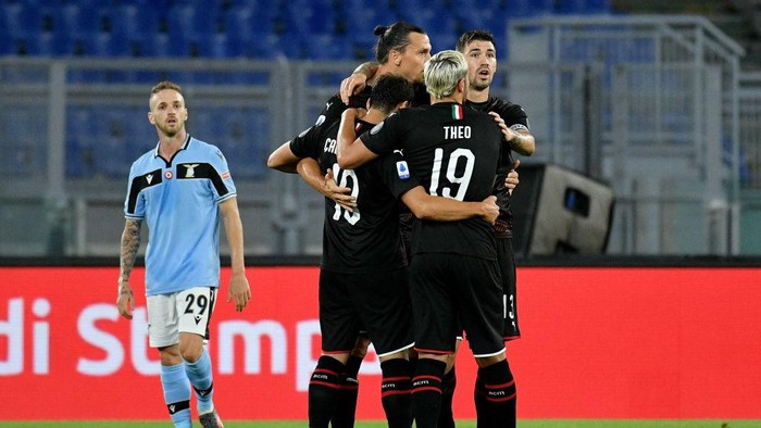 ROME, ITALY - JULY 04: Hakan Calhanoglu of AC Milan celebrates after scoring the opening goal with teammates during the Serie A match between SS Lazio and  AC Milan at Stadio Olimpico on July 04, 2020 in Rome, Italy. (Photo by Marco Rosi - SS Lazio/Getty Images)