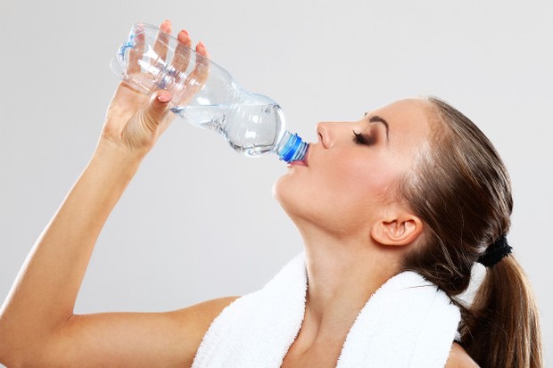 Kurang minum air putih akan membuat tubuh dehidrasi yang berpengaruh ke kesehatan kulit.